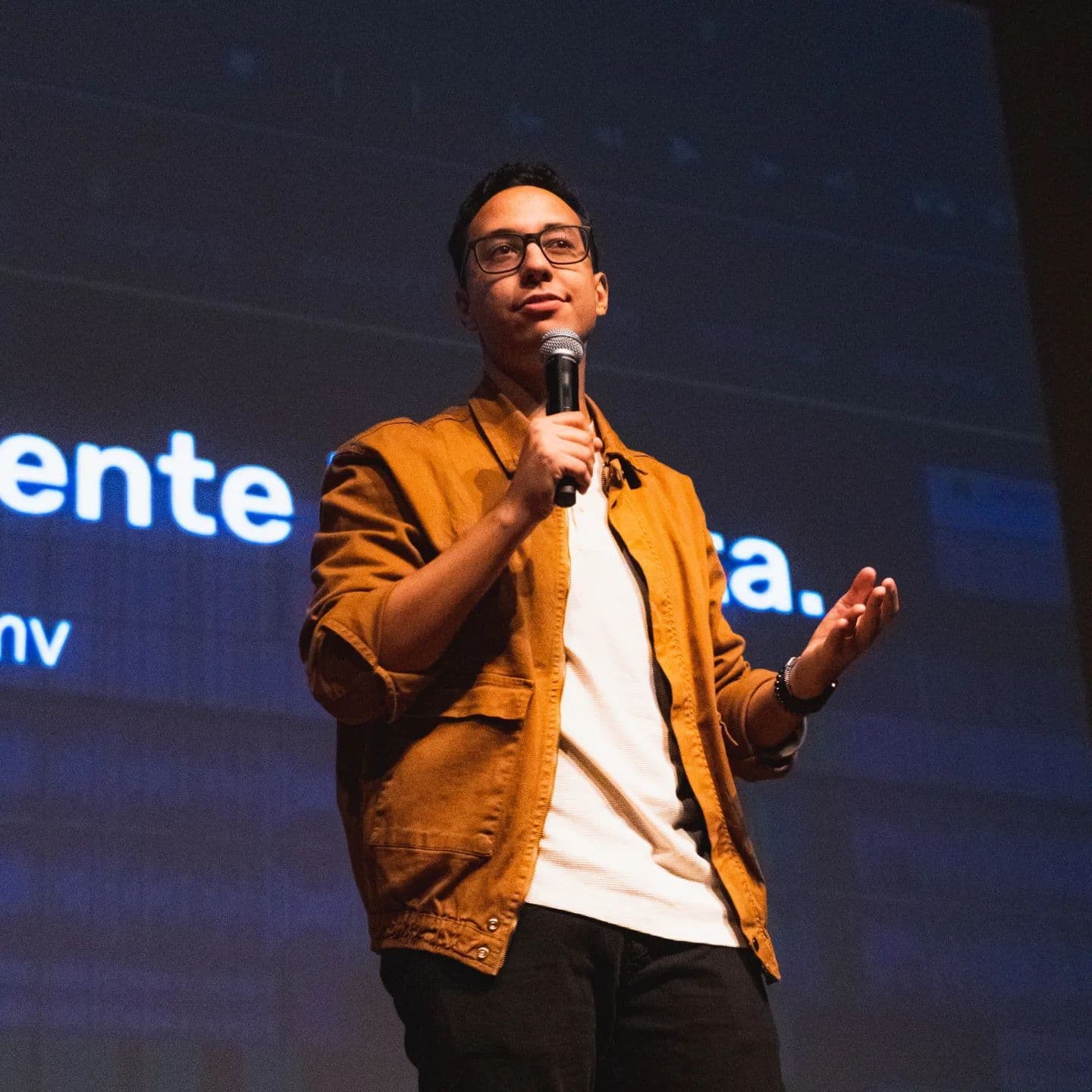 Foto do Mateus Ferreira palestrando